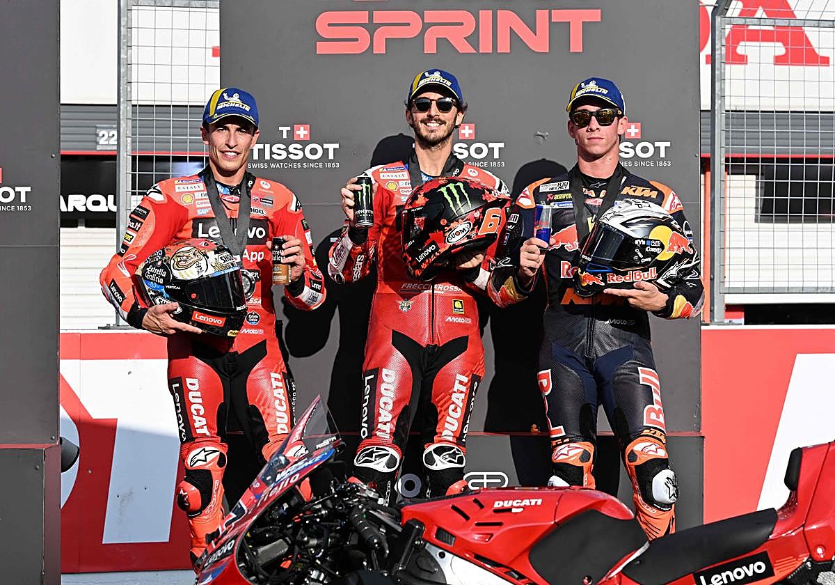 Marc Márquez, junto a Bagnaia y Acosta en el podio del sprint en Japón.