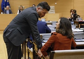 El portavoz parlamentario de Esquerra, Gabriel Rufián, charla con la líder de Podemos, Ione Belarra.