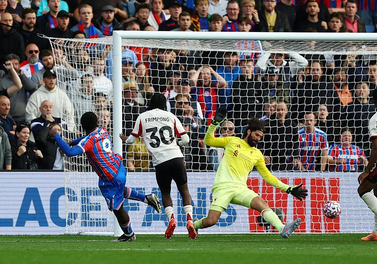 Eddie Nketiah marca el gol de la victoria del Crystal Palace contra el Liverpool.
