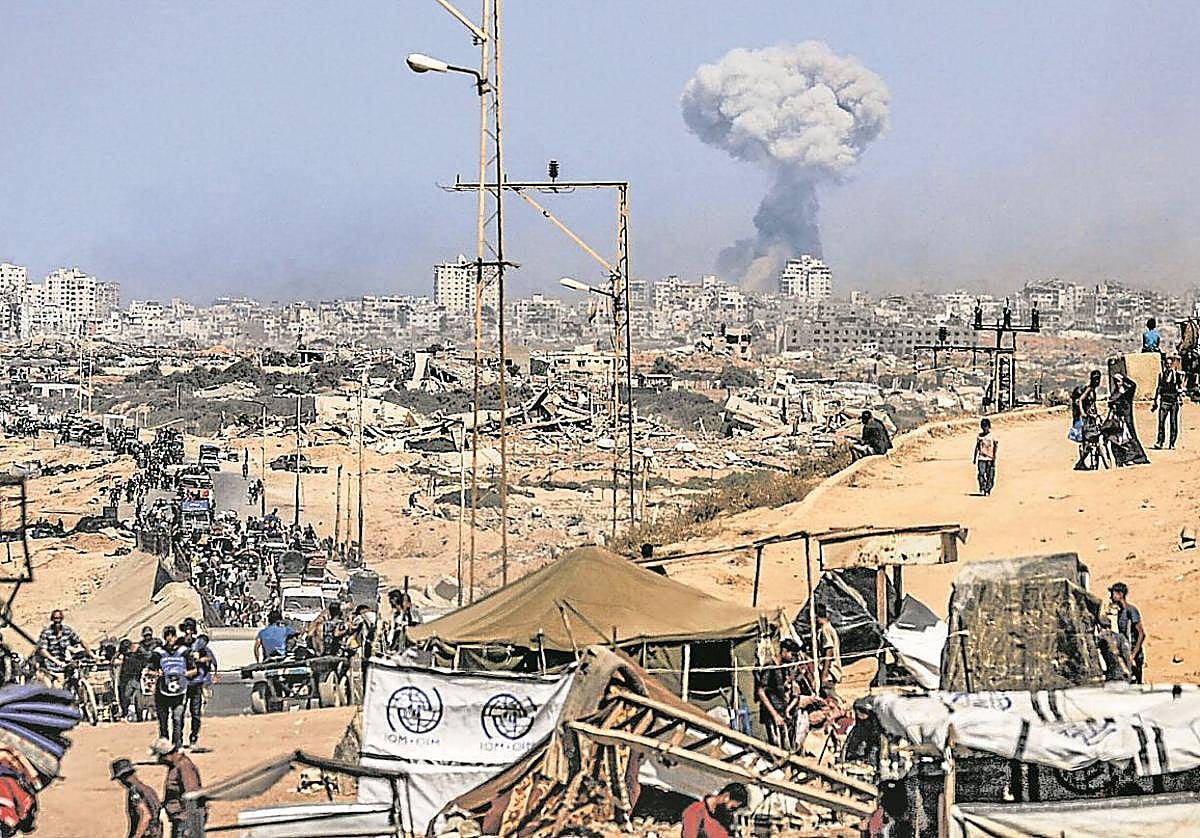 Palestinos se desplazan hacia el sur después de que las fuerzas israelíes ordenaran a los residentes salir de Gaza.