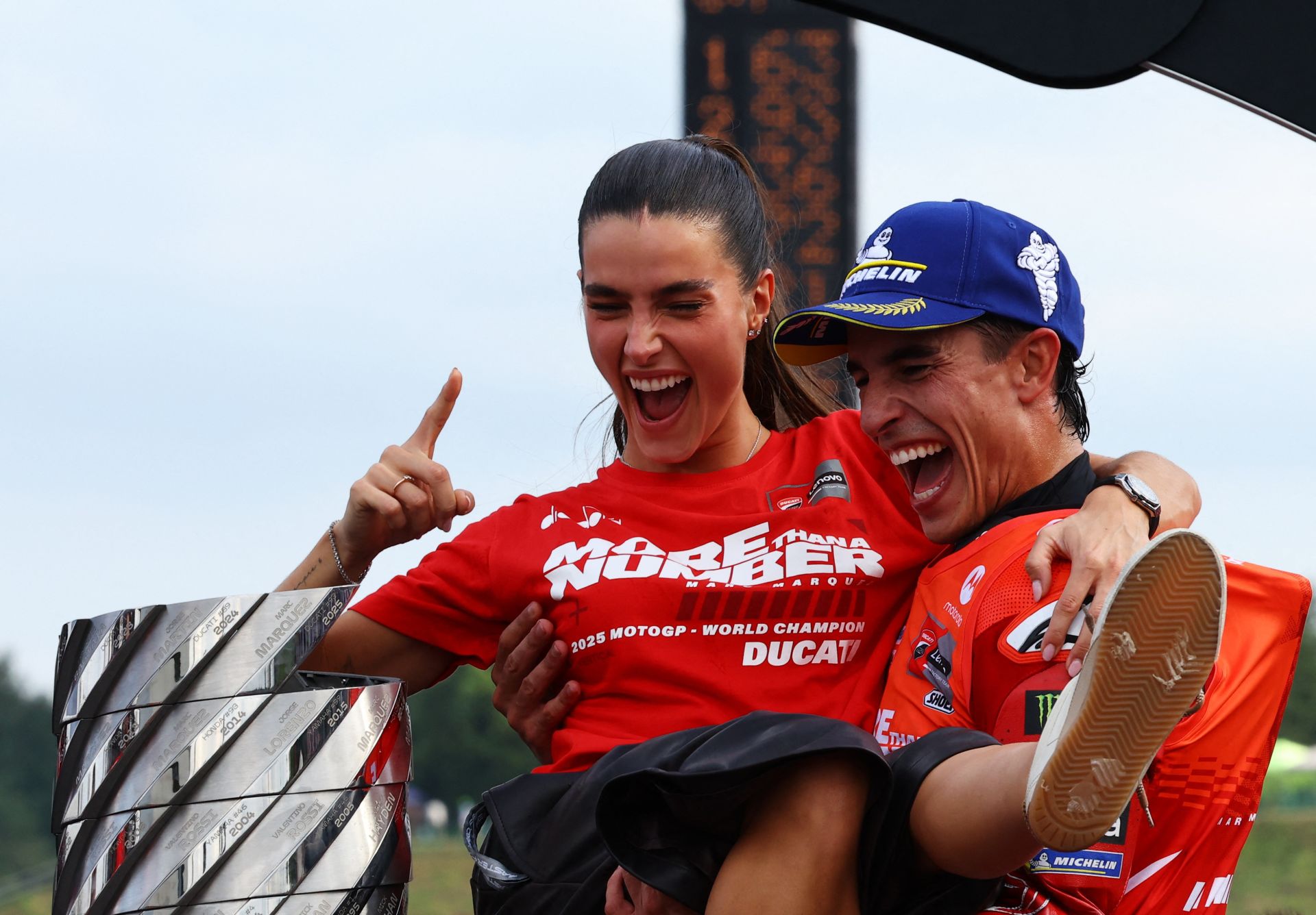 Marc Márquez celebra el título de campeón del mundo de MotoGP junto a su pareja, Gemma Pinto.