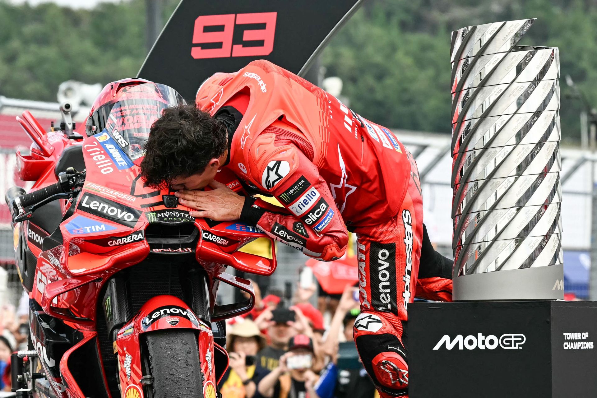 Marc Márquez besa la Ducati con la que ha vuelto a lo más alto del motociclismo.