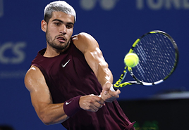 Carlos Alcaraz golpea la bola durante su partido ante Brandon Nakashima.