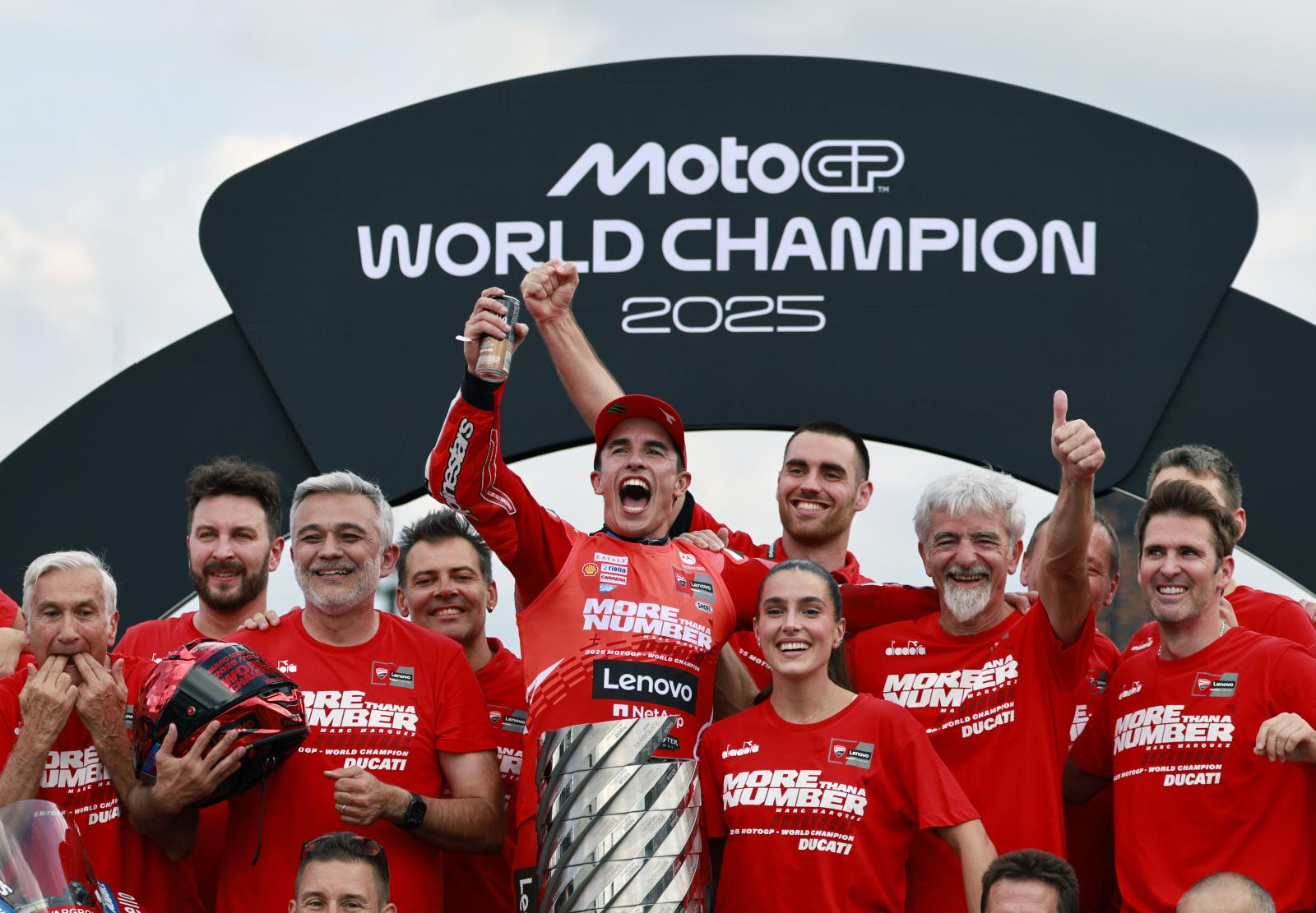 Marc Márquez celebra el título con los integrantes de su equipo.