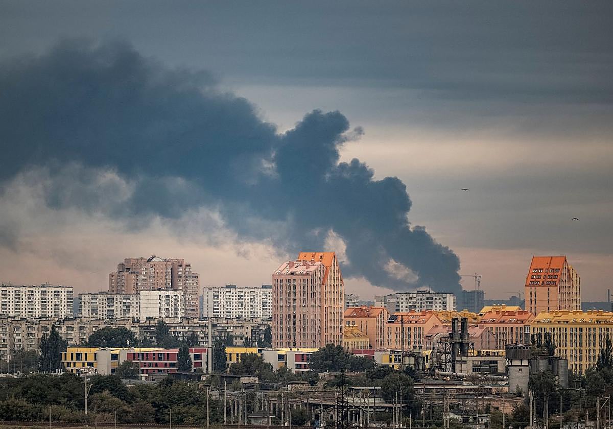 El humo de los incendios se levanta sobre Kiev.