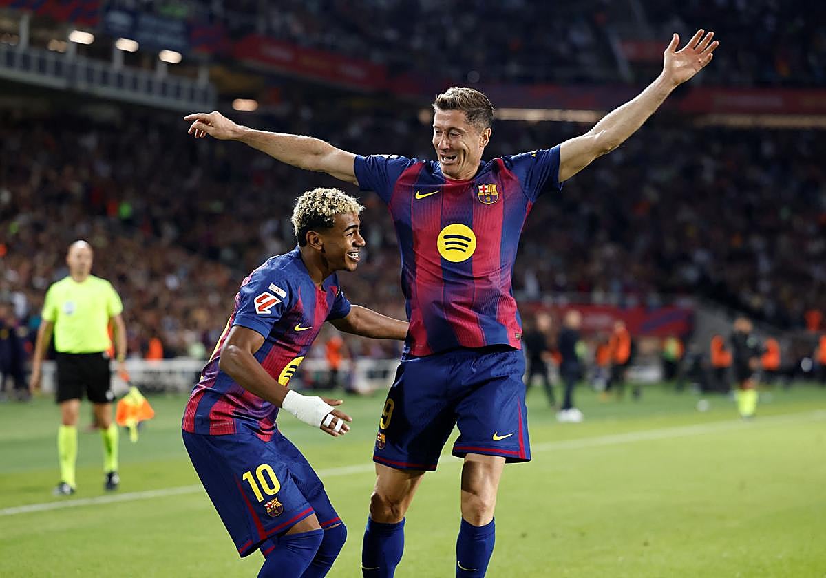 Lamine Yamal y Robert Lewandowski celebran el gol del polaco a la Real.