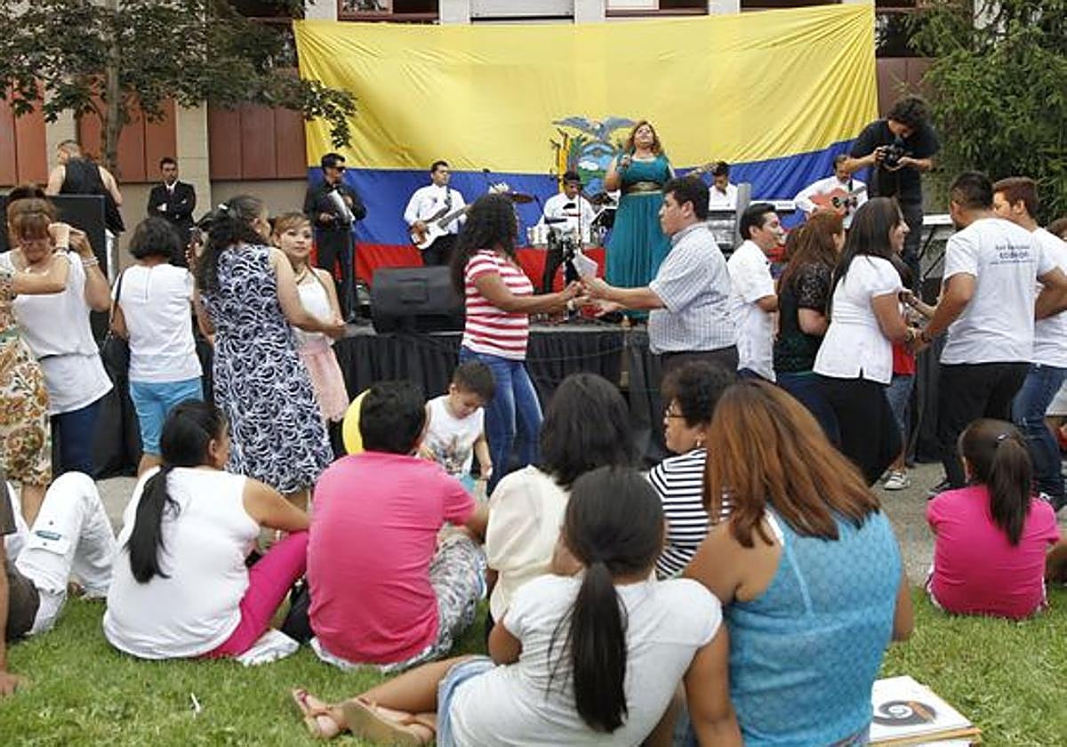 Un grupo de ecuatorianos en España celebra el día de su fiesta nacional.