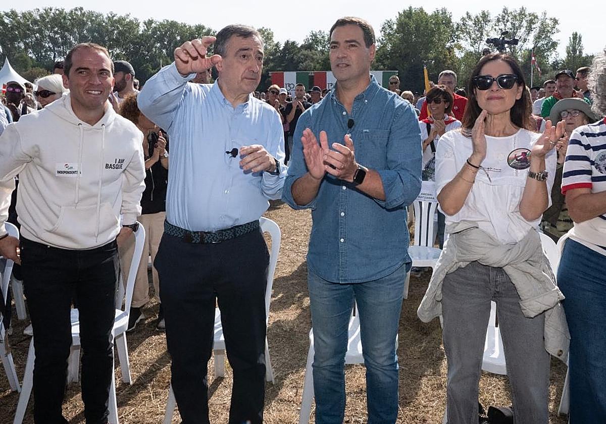 El presidente del PNV, Aitor Esteban y el Lehendakari vasco, Imanol Pradales
