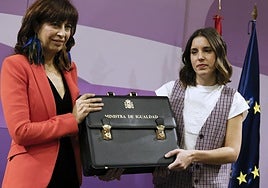 Ana Redondo recoge la cartera Igualdad de manos de Irene Montero, en la tensa toma de posesión de la primera en noviembre de 2023.