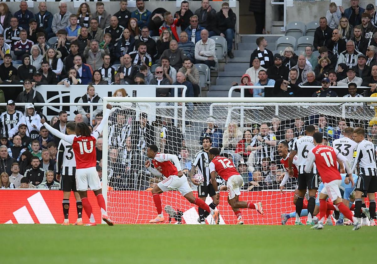 Los jugadores del Arsenal celebran el gol de la victoria contra el Newcastle.