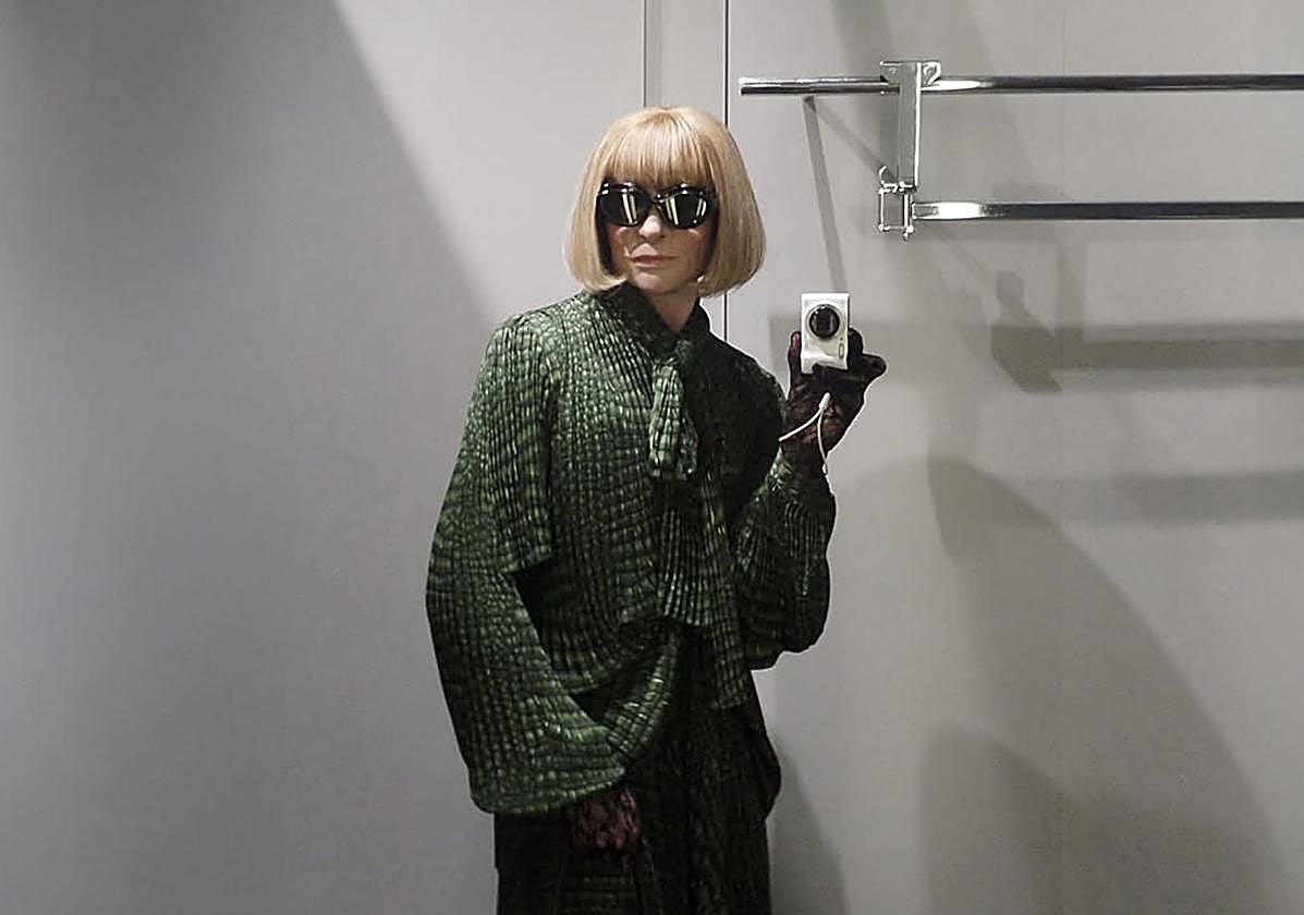 Alexis Stone como Anna Wintour.