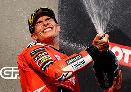 Marc Márquez se muestra exultante tras proclamarse campeón de MotoGP en Motegi.