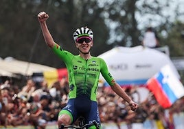 Taadej Pogacar celebra su triunfo en la prueba en ruta del Mundial de ciclismo.