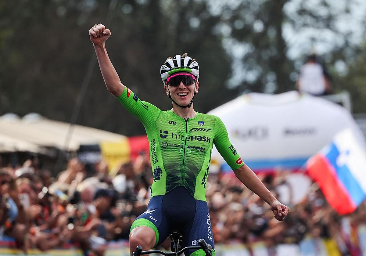 Taadej Pogacar celebra su triunfo en la prueba en ruta del Mundial de ciclismo.