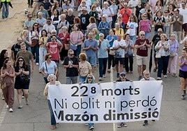 Cabecera de una de las dos marchas que confluyeron en la manifestación de este domingo contra la gestión de la Generalitat valenciana en la dana.