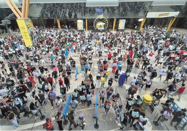 Público en el abarrotado patio accediendo de forma ordenada al pabellón de exposiciones.