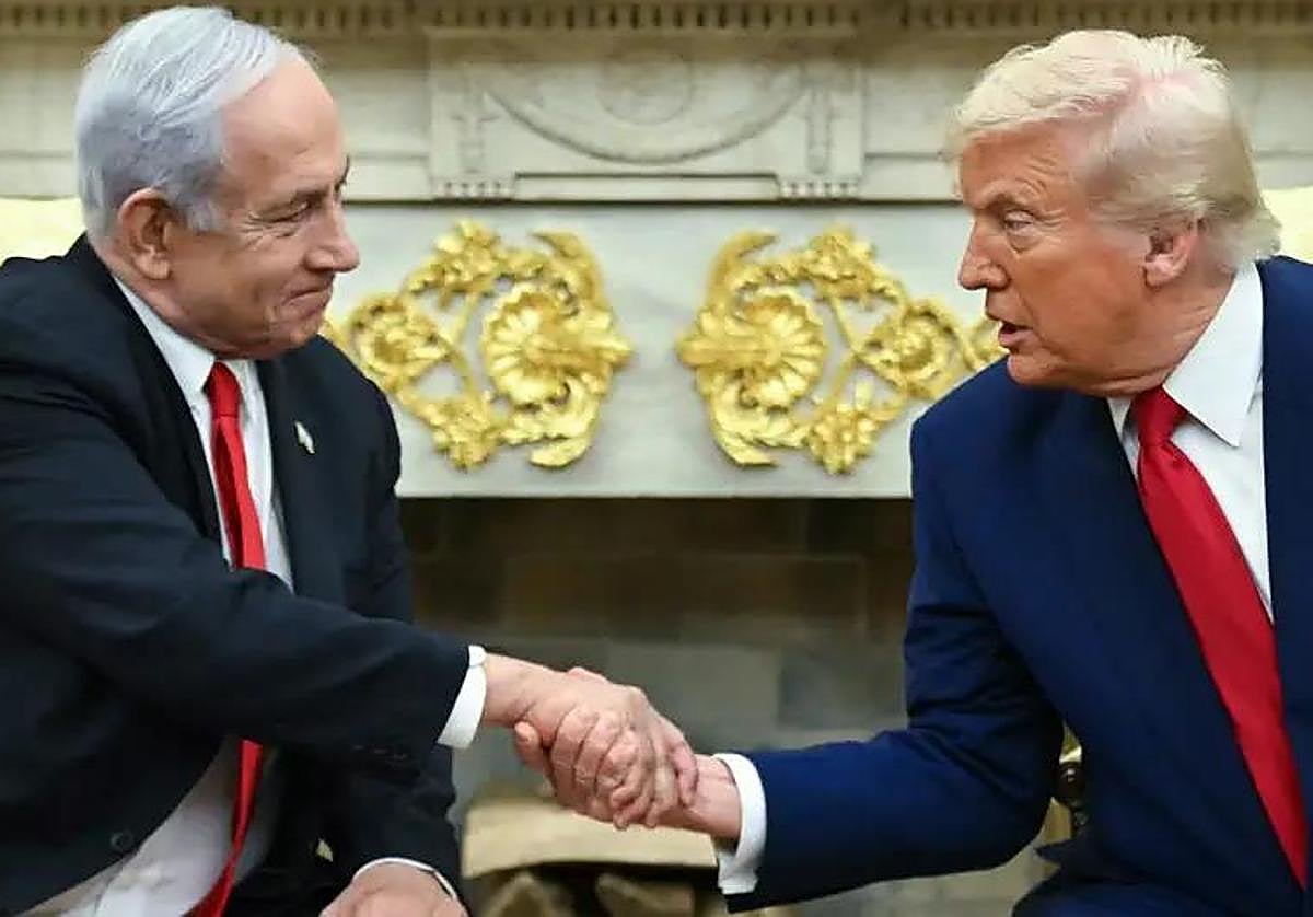 Trump y Netanyahu se estrechan las manos en una reunión anterior en el Despacho Oval.