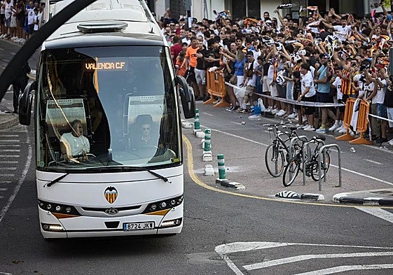 Llegada del autobús del Valencia en un partido disputado en Mestalla.