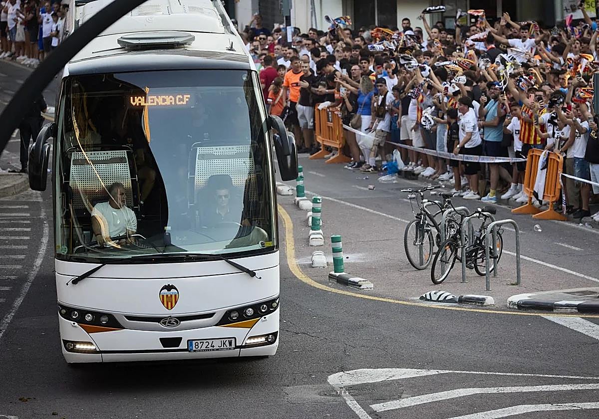 Llegada del autobús del Valencia en un partido disputado en Mestalla.