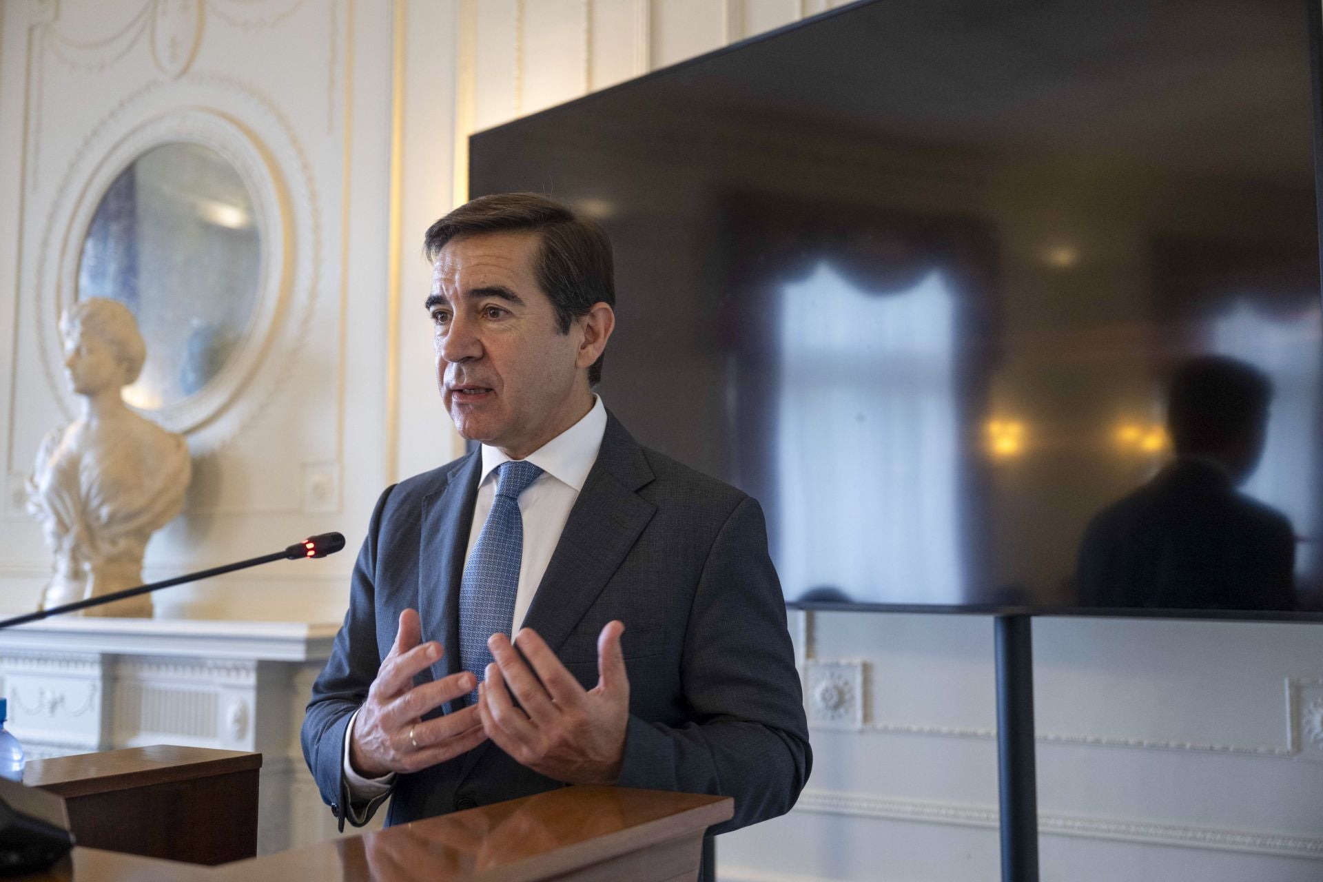 BBVA tienta a los accionistas del Sabadell con el mayor dividendo de su historia