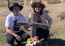Stephan y Makiko, en la tumba de Claudia Cardinale en Sad Hill.
