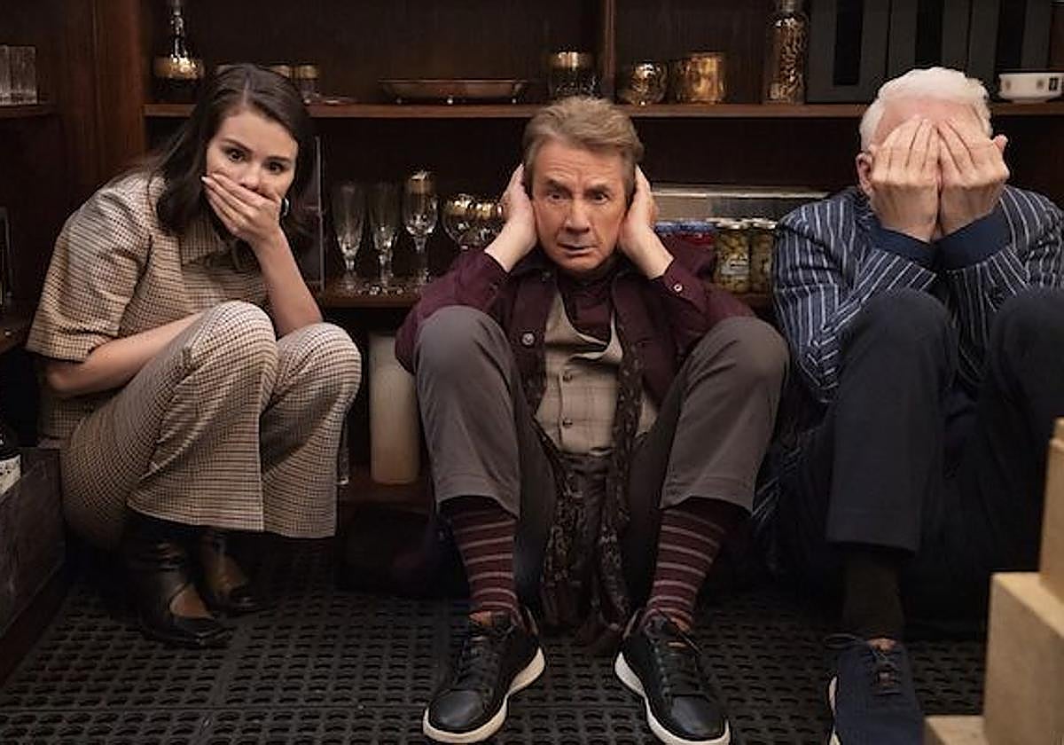 Selena Gómez, Martin Short y Steve Martin, en un fotograma de la serie.