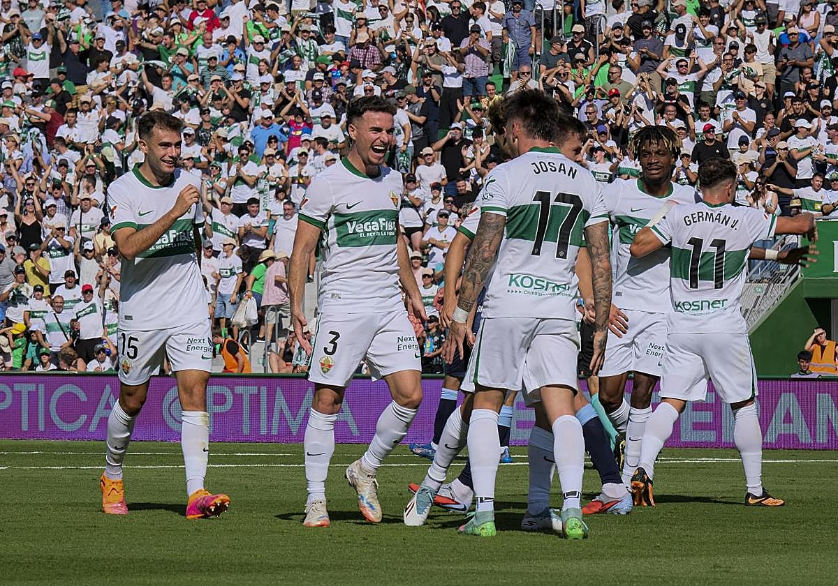 Jugadores del Elche celebran una victoria.