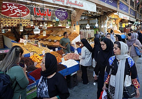 Mujeres iraníes hacen compras en el gran bazar de Teherán.