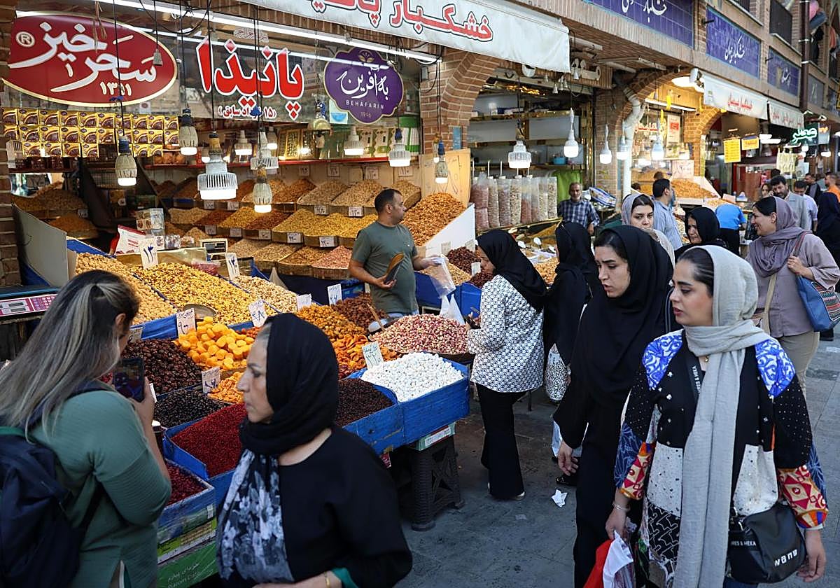 Mujeres iraníes hacen compras en el gran bazar de Teherán.