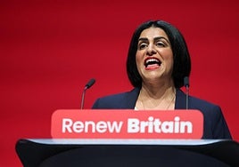 Shabana Mahmood interviene en el congreso laborista en Liverpool.