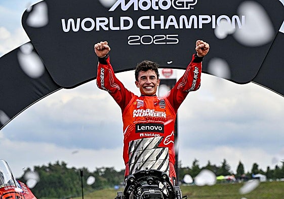 Marc Márquez celebró el título con el lema 'Más que un número'