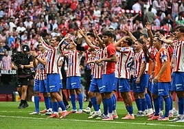 Los jugadores del Atlético, tras su contundente victoria en el derbi.
