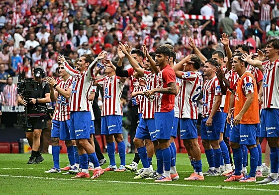 Los jugadores del Atlético, tras su contundente victoria en el derbi.