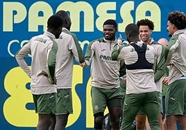 Los jugadores del Villarreal, durante el entrenamiento de este martes.