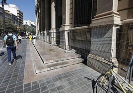 El robo se produjo en la calle Guillem de Castro cuando la víctima circulaba en bicicleta.