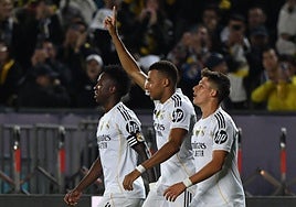 Kylian Mbappé celebra junto a Vinicius y Arda Güler su segundo gol al Kairat Almaty.