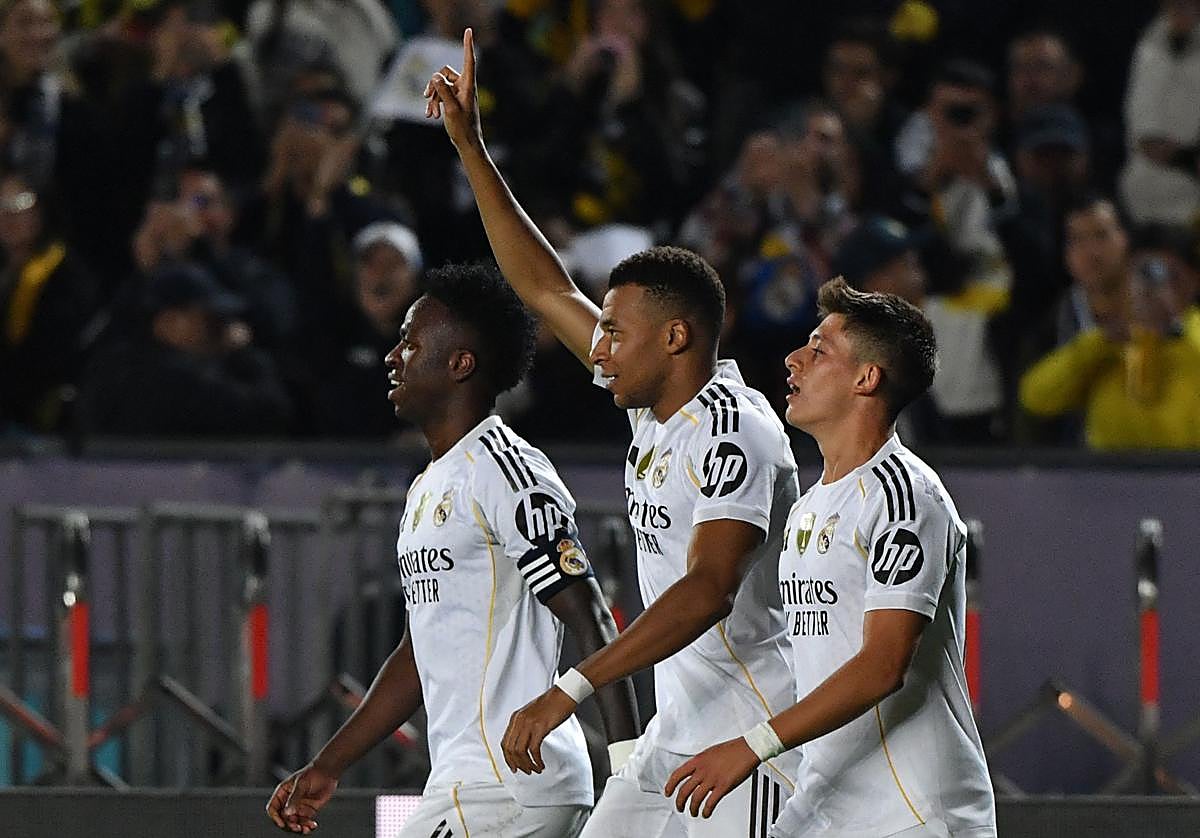 Kylian Mbappé celebra junto a Vinicius y Arda Güler su segundo gol al Kairat Almaty.