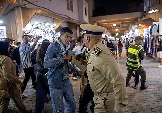 La policía marroquí trata de impedir las protestas de los jóvenes.