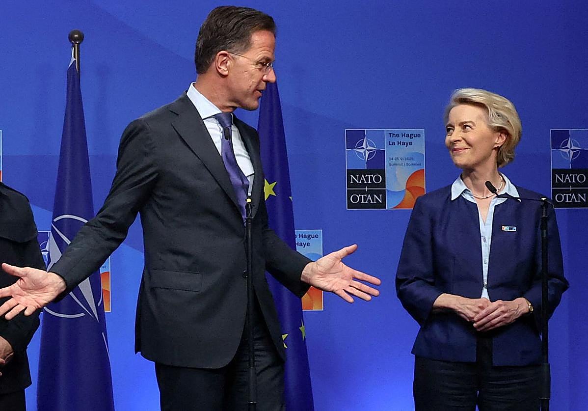 El secretario general de la OTAN, Mark Rutte, conversa con la presidenta de la Comisión Europea, Ursula von der Leyen, en una foto de archivo.