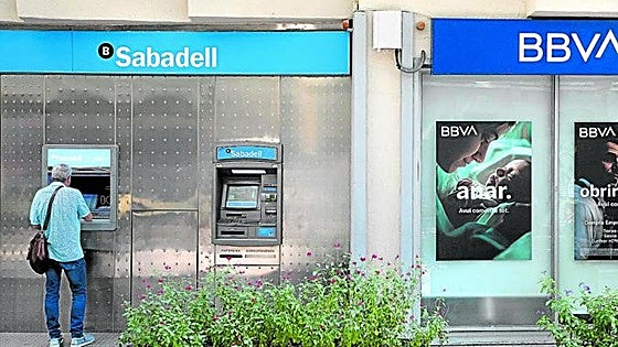 Sabadell responde a BBVA y vuelve a elevar su objetivo de remuneración al accionista hasta los 1.450 millones