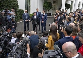 La Casa Blanca, con el vicepresidente JD Vance presente, comunica el inminente cierre del Gobierno a los periodistas.