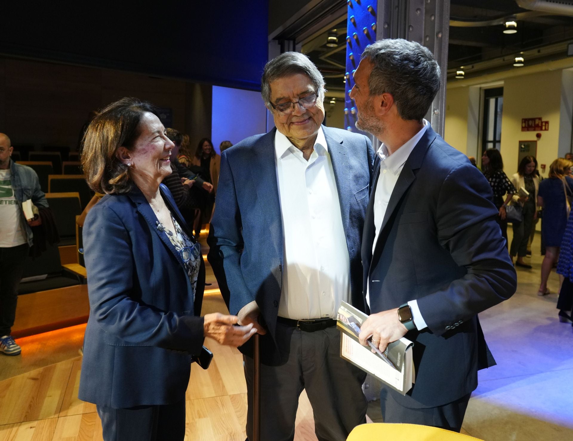 Belzunce saluda al nicaragüense Sergio Ramírez, premio Cervantes 2017, que acudió acompañado de su esposa Gertrudis Guerrero. 