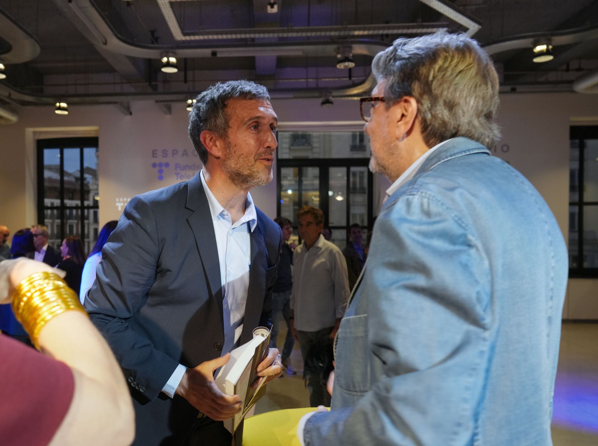 Fernando Belzunce charla con el periodista Ignacio Camacho. 