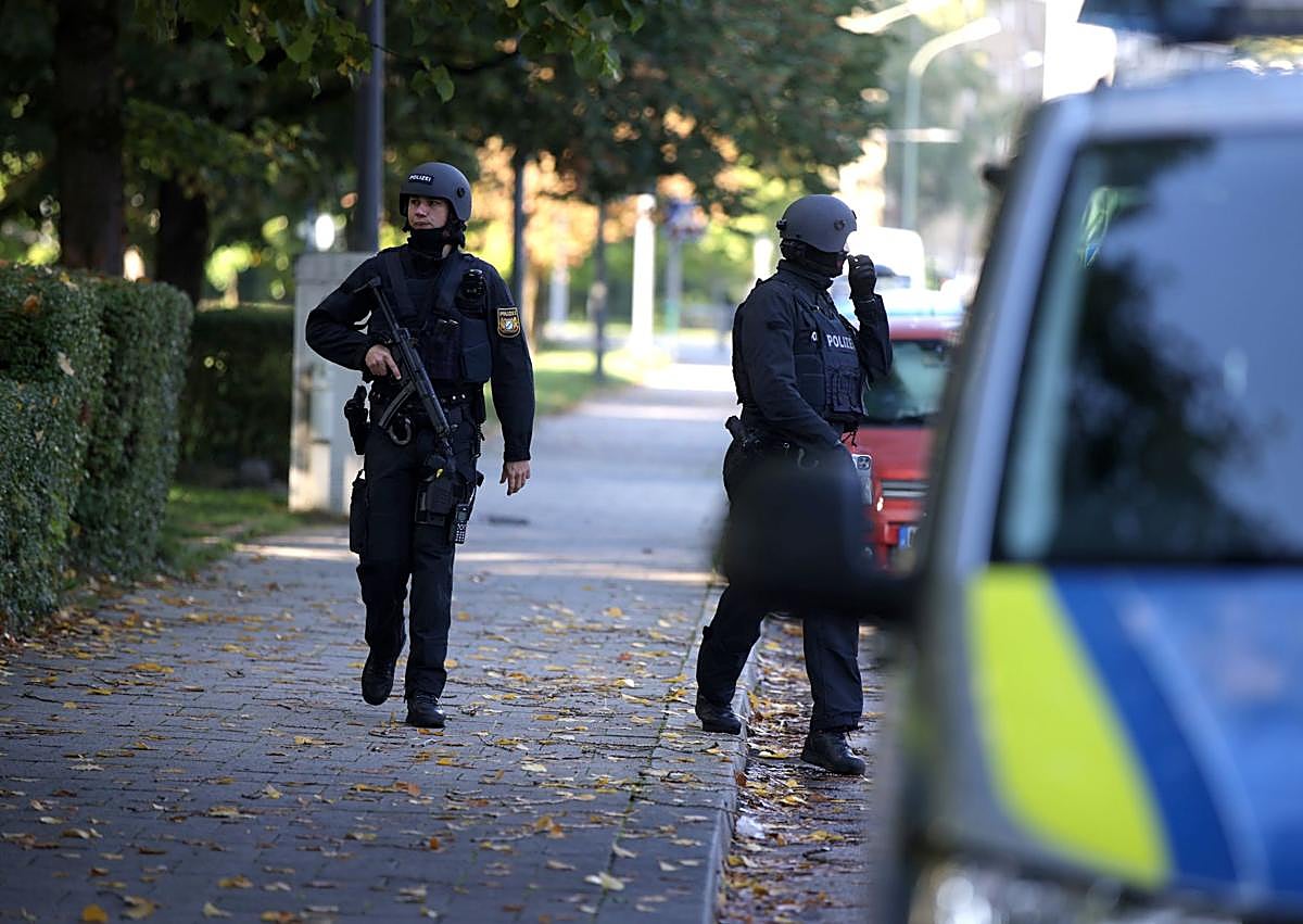 Imagen secundaria 1 - La Policía alemana registra el recinto del Oktoberfest en Múnich.
