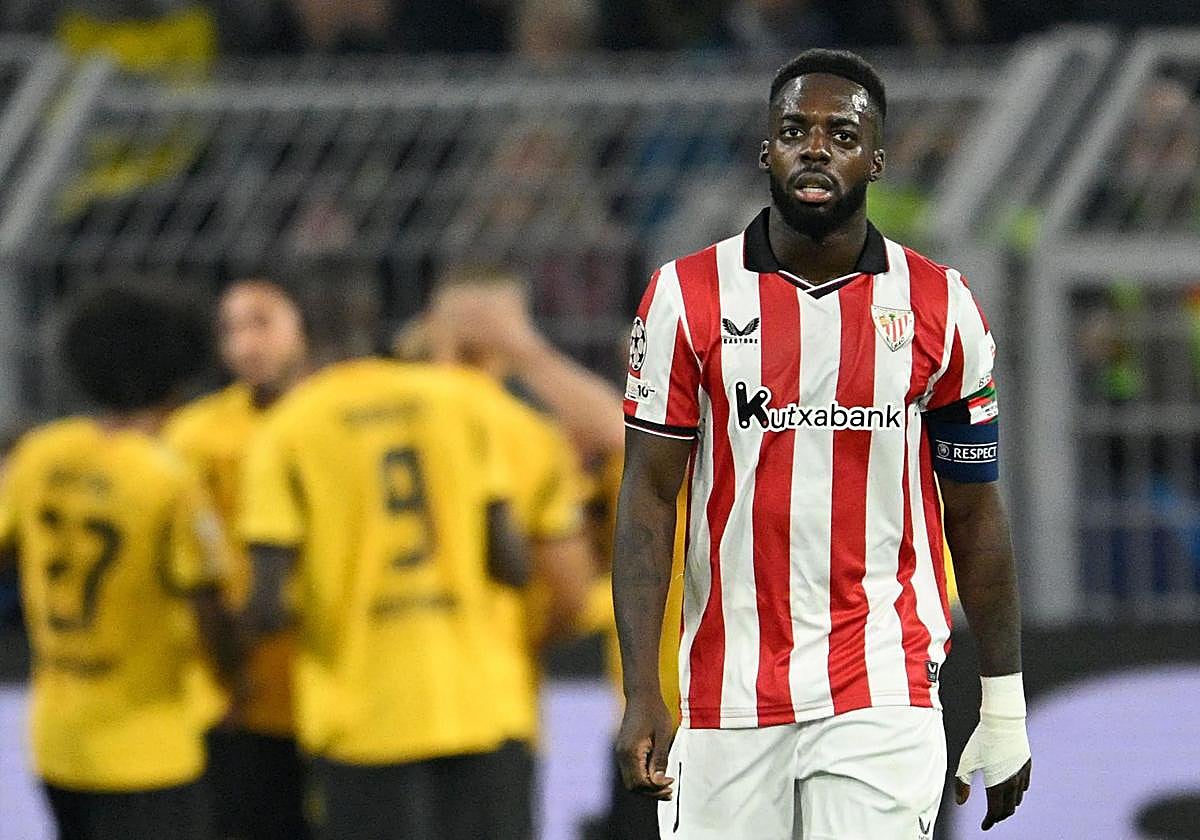 Iñaki Williams se lamenta tras uno de los goles del Borussia Dortmund.
