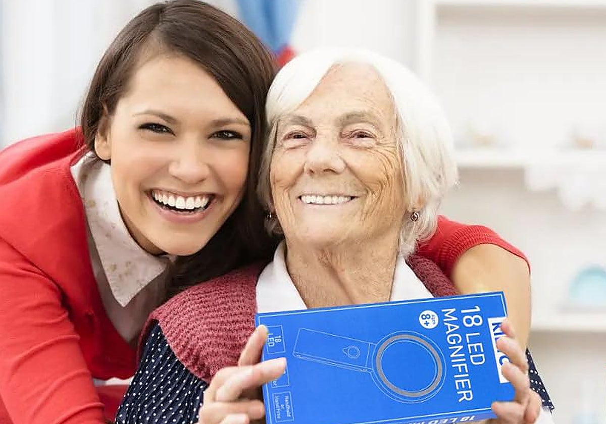 Esta lupa con luz es el regalo perfecto para que los mayores puedan leer con precisión y comodidad