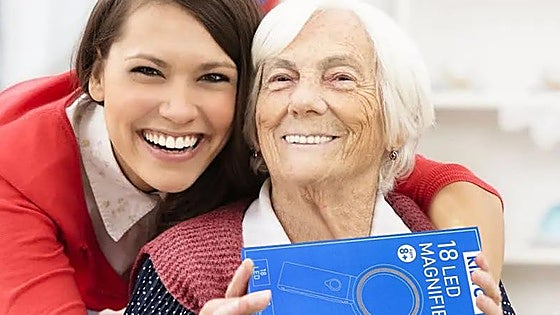 Esta lupa con luz es el regalo perfecto para que los mayores puedan leer con precisión y comodidad