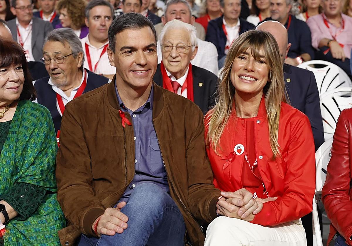 El presidente del Gobierno, Pedro Sánchez (c), y su mujer Begoña Gómez (d)