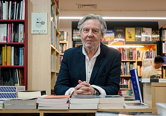 Felipe Benítez Reyes tras la presentación de su libro.