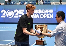 Jannik Sinner recibe el trofeo de Pekín.